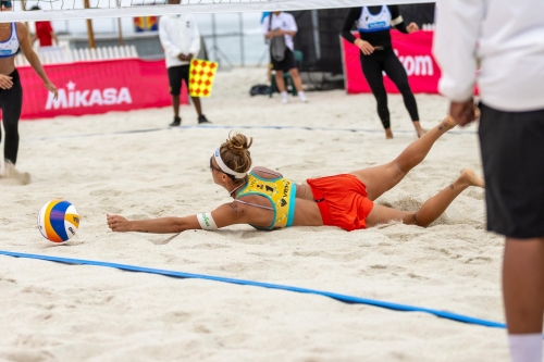 FOTO: VOLLEYBALL WORLD. Scampoli/Bianchi (ITA) vs. Paulikiene/Raupelyte (LTU)