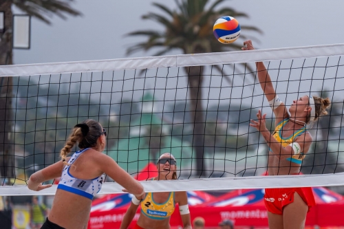 FOTO: VOLLEYBALL WORLD. Scampoli/Bianchi (ITA) vs. Paulikiene/Raupelyte (LTU)