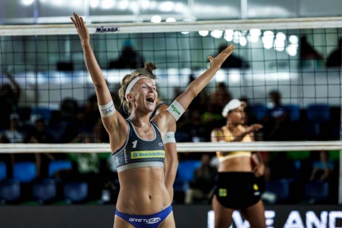 FOTO Volleyball World. Ana Patricia/Duda (BRA) vs. Paulikiene/Raupelyte (LTU)