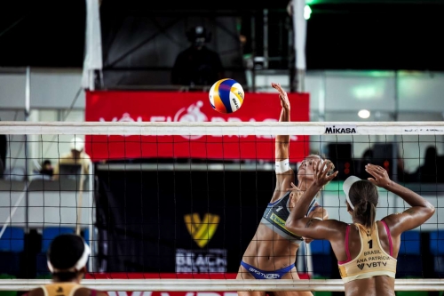 FOTO Volleyball World. Ana Patricia/Duda (BRA) vs. Paulikiene/Raupelyte (LTU)
