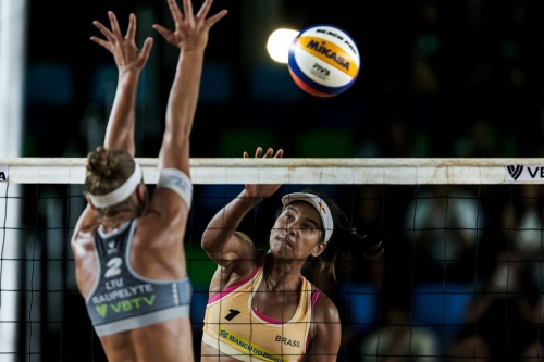 FOTO Volleyball World. Ana Patricia/Duda (BRA) vs. Paulikiene/Raupelyte (LTU)
