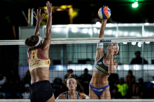 FOTO Volleyball World. Ana Patricia/Duda (BRA) vs. Paulikiene/Raupelyte (LTU)