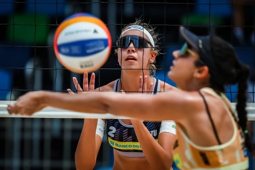 FOTO: VOLLEYBALL WORLD. Paulikiene/Raupelyte (LTU) vs. Thainara/Simonetti (BRA)