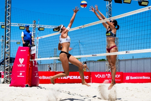 FOTO: VOLLEYBALL WORLD. Izuzquiza/Vergara (ESP) vs. Paulikiene/Raupelyte (LTU)
