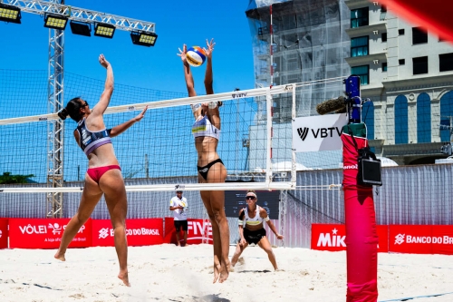 FOTO: VOLLEYBALL WORLD. Izuzquiza/Vergara (ESP) vs. Paulikiene/Raupelyte (LTU)