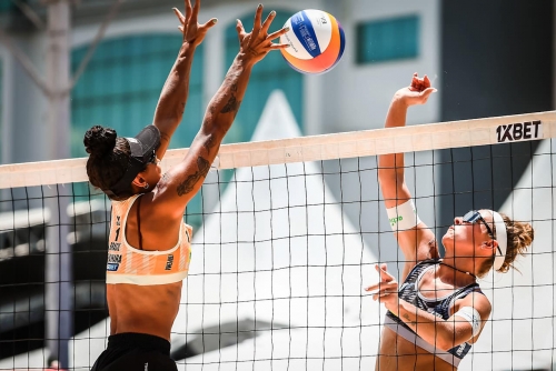 FOTO: VOLLEYBALL WORLD. Paulikiene/Raupelyte (LTU) vs. Thainara/Simonetti (BRA)