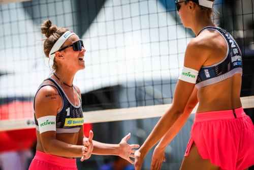 FOTO: VOLLEYBALL WORLD. Paulikiene/Raupelyte (LTU) vs. Thainara/Simonetti (BRA)