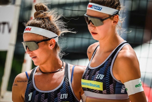FOTO: VOLLEYBALL WORLD. Paulikiene/Raupelyte (LTU) vs. Thainara/Simonetti (BRA)