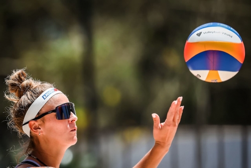 FOTO: VOLLEYBALL WORLD. Paulikiene/Raupelyte (LTU) vs. Thainara/Simonetti (BRA)