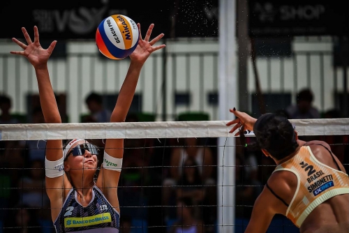 FOTO: VOLLEYBALL WORLD. Paulikiene/Raupelyte (LTU) vs. Thainara/Simonetti (BRA)