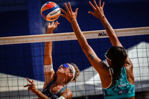 FOTO VOLLEYBALL WORLD. Manu/Quemile (BRA) vs. Paulikiene/Raupelyte (LTU)