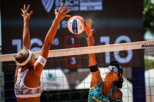 FOTO VOLLEYBALL WORLD. Taiana Lima/Talita (BRA) vs. Paulikiene/Raupelyte (LTU)