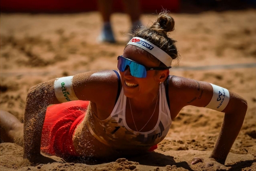 FOTO VOLLEYBALL WORLD. Taiana Lima/Talita (BRA) vs. Paulikiene/Raupelyte (LTU)