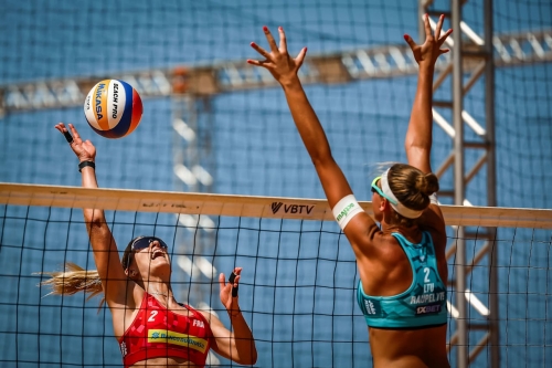FOTO VOLLEYBALL WORLD. Placette/Richard (FRA) vs. Paulikiene/Raupelyte (LTU)