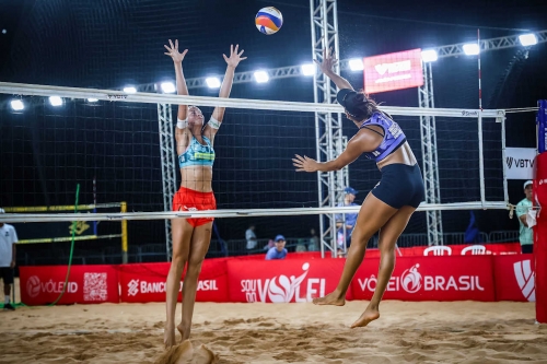 FOTO VOLLEYBALL WORLD. Hegeile/Vitoria (BRA) vs. Paulikiene/Raupelyte (LTU)