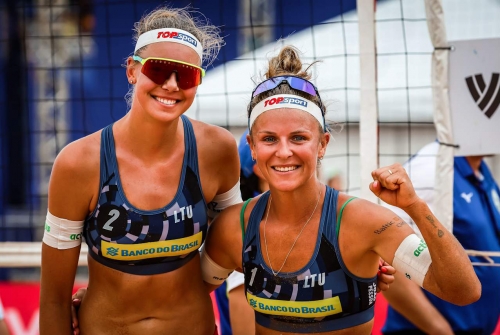 FOTO VOLLEYBALL WORLD. Manu/Quemile (BRA) vs. Paulikiene/Raupelyte (LTU)