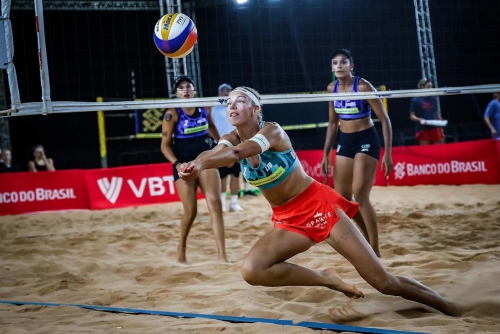 FOTO VOLLEYBALL WORLD. Hegeile/Vitoria (BRA) vs. Paulikiene/Raupelyte (LTU)