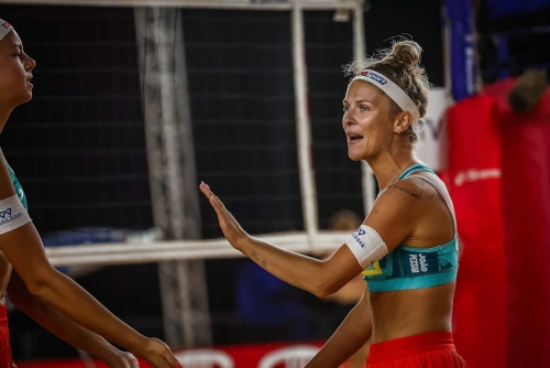 FOTO VOLLEYBALL WORLD. Hegeile/Vitoria (BRA) vs. Paulikiene/Raupelyte (LTU)