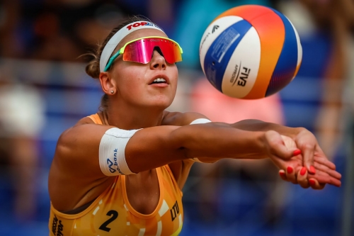 FOTO VOLLEYBALL WORLD. Carol/Rebecca (BRA) vs. Paulikiene/Raupelyte (LTU)