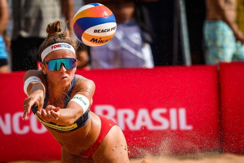 FOTO VOLLEYBALL WORLD. Manu/Quemile (BRA) vs. Paulikiene/Raupelyte (LTU)