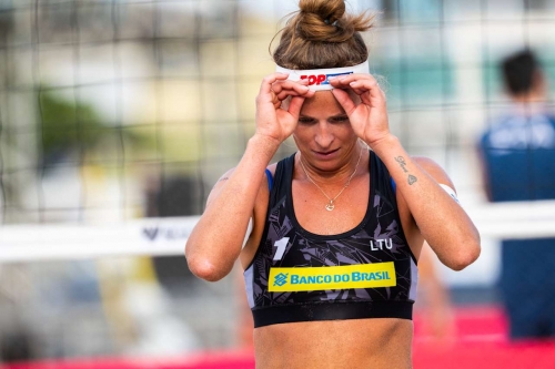 FOTO: Volleyball World. DeBerg/Toni (USA) vs. Paulikiene/Raupelyte (LTU)