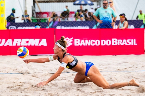 FOTO: Volleyball World. DeBerg/Toni (USA) vs. Paulikiene/Raupelyte (LTU)