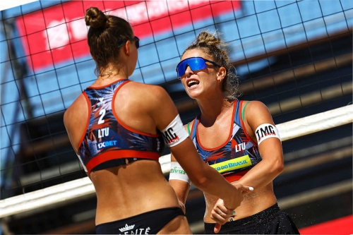 FOTO: VOLLEYBALL WORLD. Barbara/Teresa BRA vs Paulikiene/Raupelyte LTU