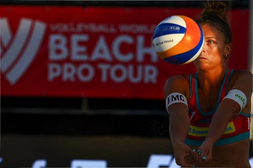 FOTO: VOLLEYBALL WORLD. Thamela/Victoria BRA vs Paulikiene/Raupelyte LTU
