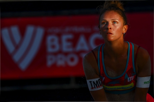 FOTO: VOLLEYBALL WORLD. Thamela/Victoria BRA vs Paulikiene/Raupelyte LTU