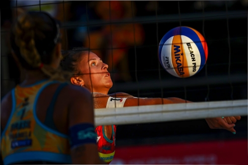 FOTO: VOLLEYBALL WORLD. Thamela/Victoria BRA vs Paulikiene/Raupelyte LTU