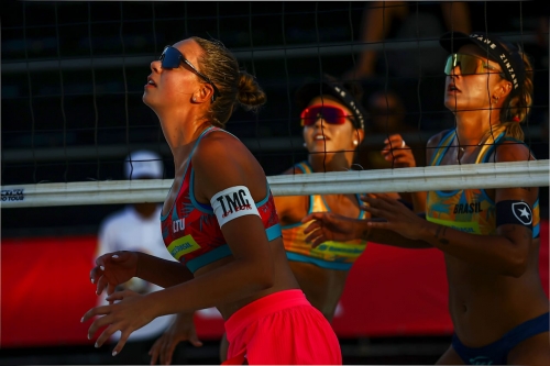 FOTO: VOLLEYBALL WORLD. Thamela/Victoria BRA vs Paulikiene/Raupelyte LTU