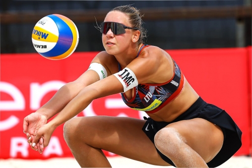 FOTO: VOLLEYBALL WORLD. Carol Horta/Elize Maia BRA vs Paulikiene/Raupelyte LTU