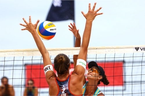 FOTO: VOLLEYBALL WORLD. Carol Horta/Elize Maia BRA vs Paulikiene/Raupelyte LTU