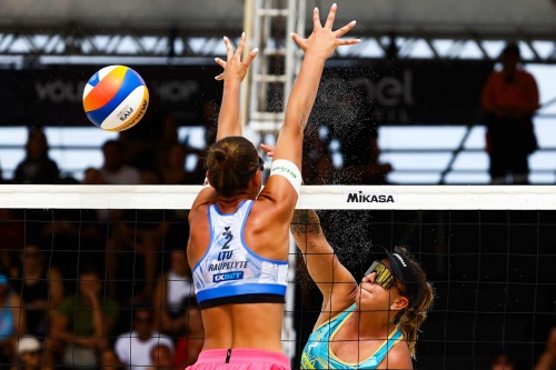 FOTO: VOLLEYBALL WORLD. Carol /Rebecca BRA vs Paulikiene/Raupelyte LTU