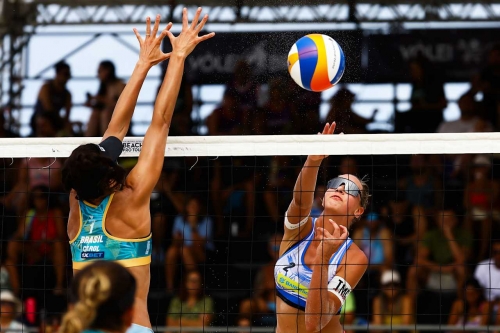 FOTO: VOLLEYBALL WORLD. Carol /Rebecca BRA vs Paulikiene/Raupelyte LTU