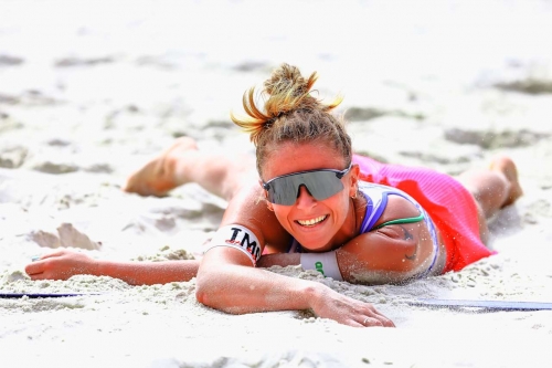 FOTO: VOLLEYBALL WORLD. Michelle/Corrales PAR vs Paulikiene/Raupelyte LTU