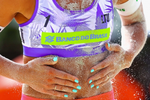 FOTO: VOLLEYBALL WORLD. Michelle/Corrales PAR vs Paulikiene/Raupelyte LTU