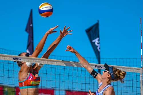 FOTO: VOLLEYBALL WORLD. Brunner/Huberli SUI vs Paulikiene/Raupelyte LTU