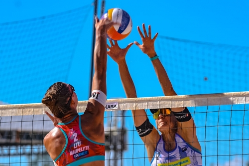 FOTO: VOLLEYBALL WORLD. Brunner/Huberli SUI vs Paulikiene/Raupelyte LTU