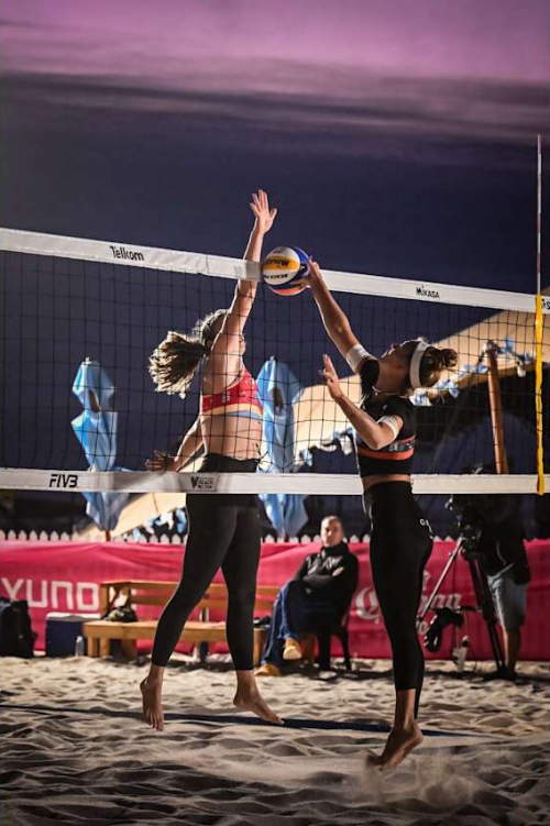 FOTO: VOLLEYBALL WORLD. Van Gunst/Ferch (USA) vs. Paulikiene/Raupelyte (LTU)