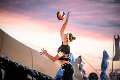 FOTO: VOLLEYBALL WORLD. Van Gunst/Ferch (USA) vs. Paulikiene/Raupelyte (LTU)