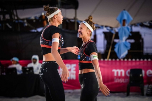 FOTO: VOLLEYBALL WORLD. Van Gunst/Ferch (USA) vs. Paulikiene/Raupelyte (LTU)