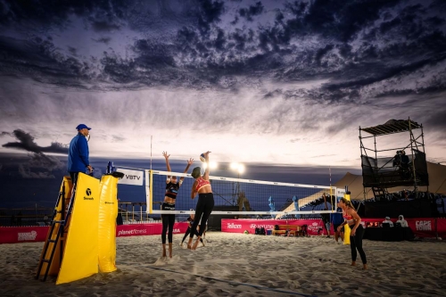 FOTO: VOLLEYBALL WORLD. Van Gunst/Ferch (USA) vs. Paulikiene/Raupelyte (LTU)