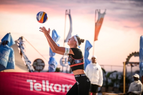 FOTO: VOLLEYBALL WORLD. Van Gunst/Ferch (USA) vs. Paulikiene/Raupelyte (LTU)