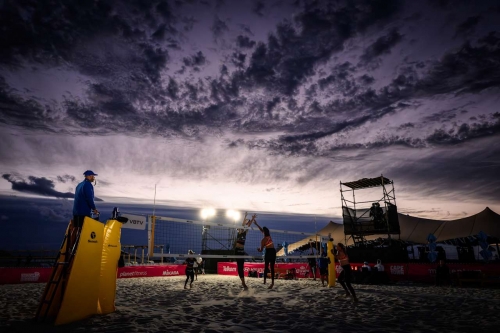 FOTO: VOLLEYBALL WORLD. Van Gunst/Ferch (USA) vs. Paulikiene/Raupelyte (LTU)