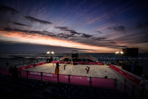 FOTO: VOLLEYBALL WORLD. Van Gunst/Ferch (USA) vs. Paulikiene/Raupelyte (LTU)