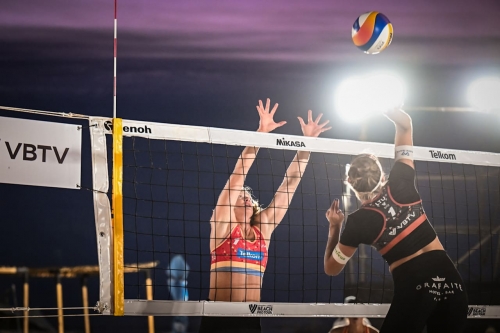 FOTO: VOLLEYBALL WORLD. Van Gunst/Ferch (USA) vs. Paulikiene/Raupelyte (LTU)