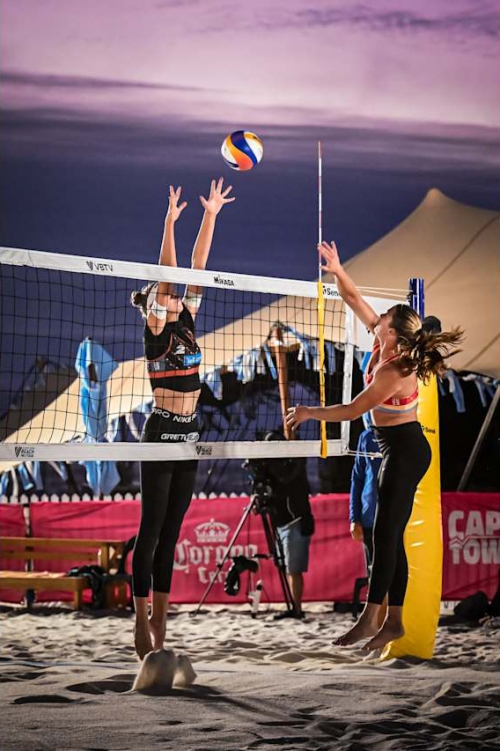 FOTO: VOLLEYBALL WORLD. Van Gunst/Ferch (USA) vs. Paulikiene/Raupelyte (LTU)