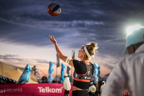 FOTO: VOLLEYBALL WORLD. Van Gunst/Ferch (USA) vs. Paulikiene/Raupelyte (LTU)