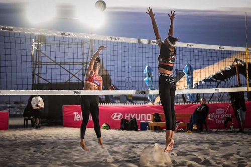 FOTO: VOLLEYBALL WORLD. Van Gunst/Ferch (USA) vs. Paulikiene/Raupelyte (LTU)
